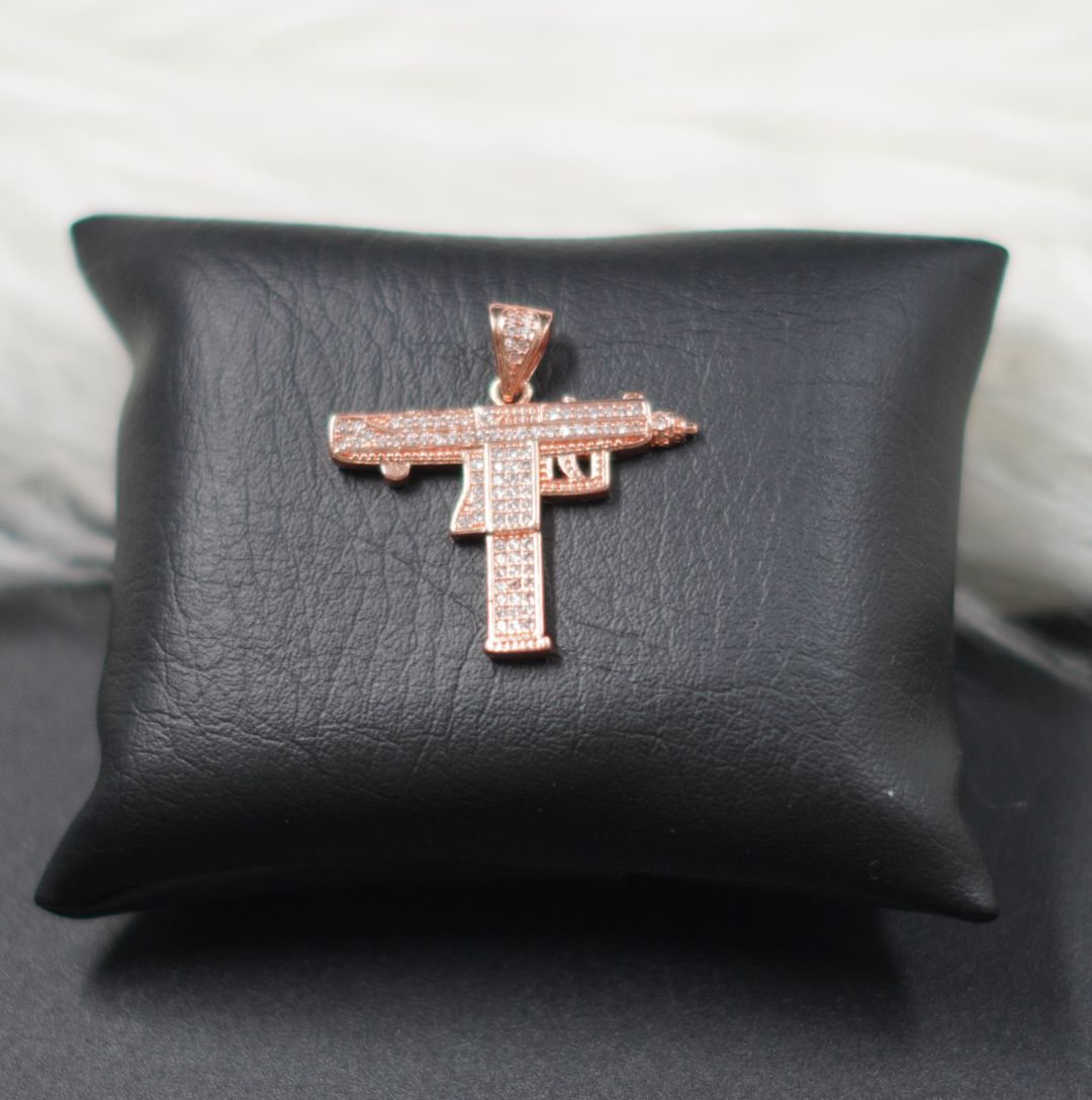 Miniatura 1 de DIJE PISTOLA UZI ROSADA PIEDRAS BLANCAS